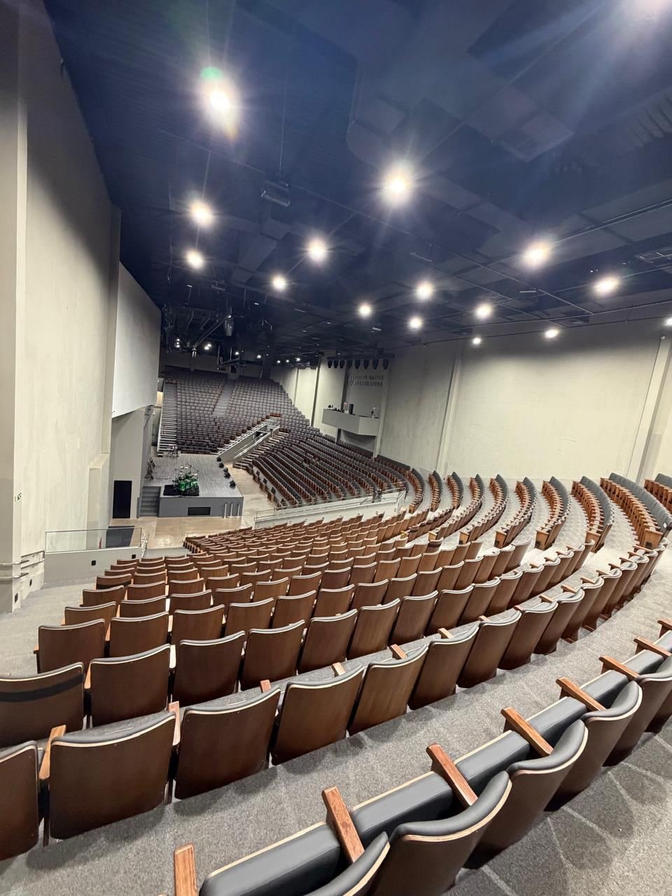 Nave com plateia e forro acústico