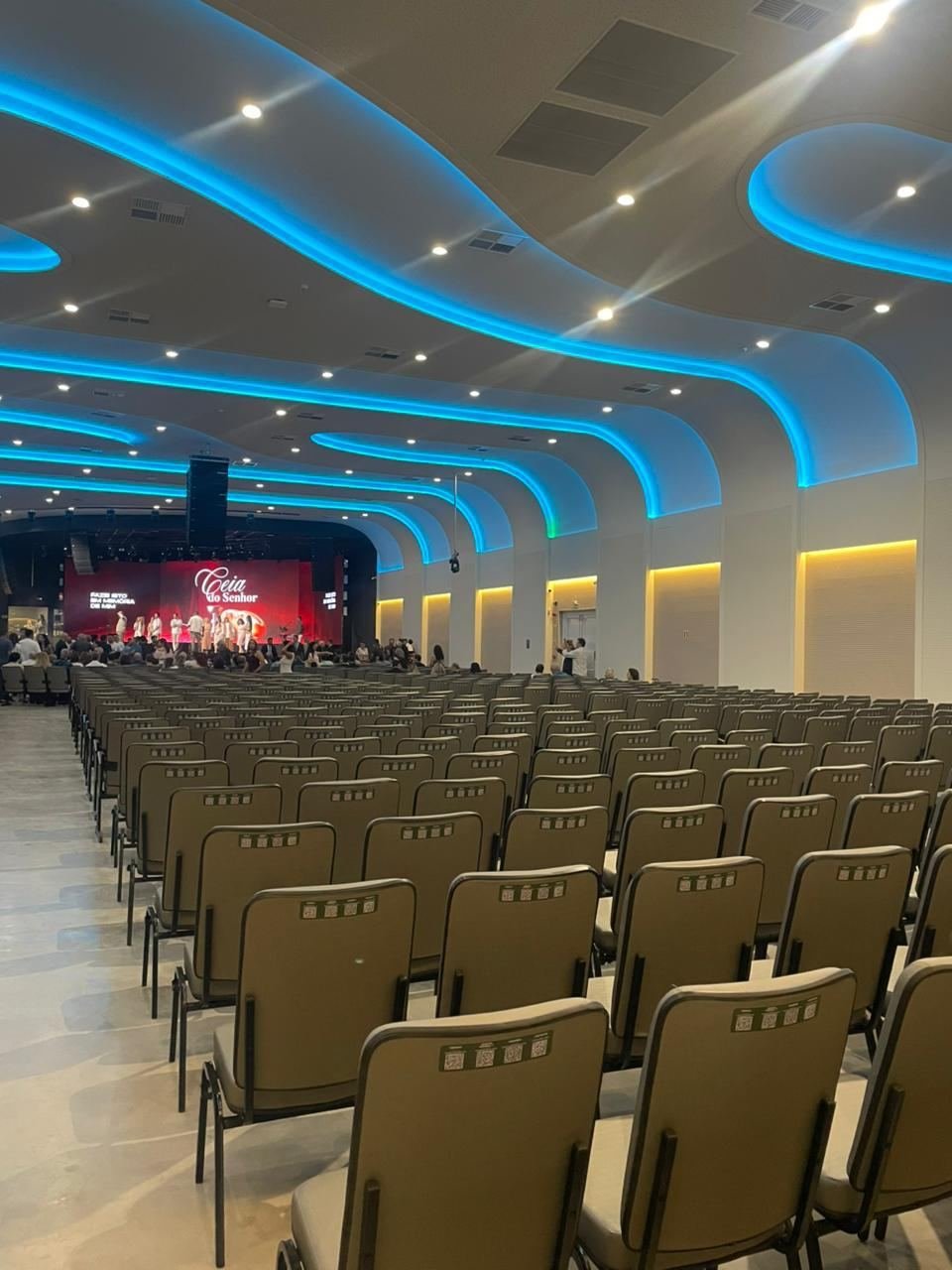 Nave com forro cênico e iluminação
