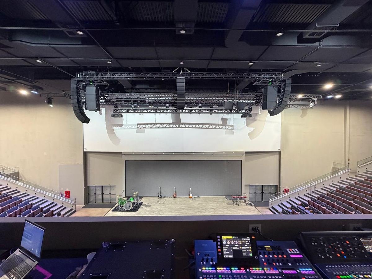 Palco e sistema de som de auditório