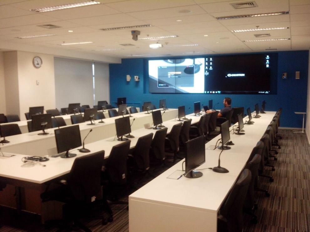 Sala técnica corporativa com estações de trabalho